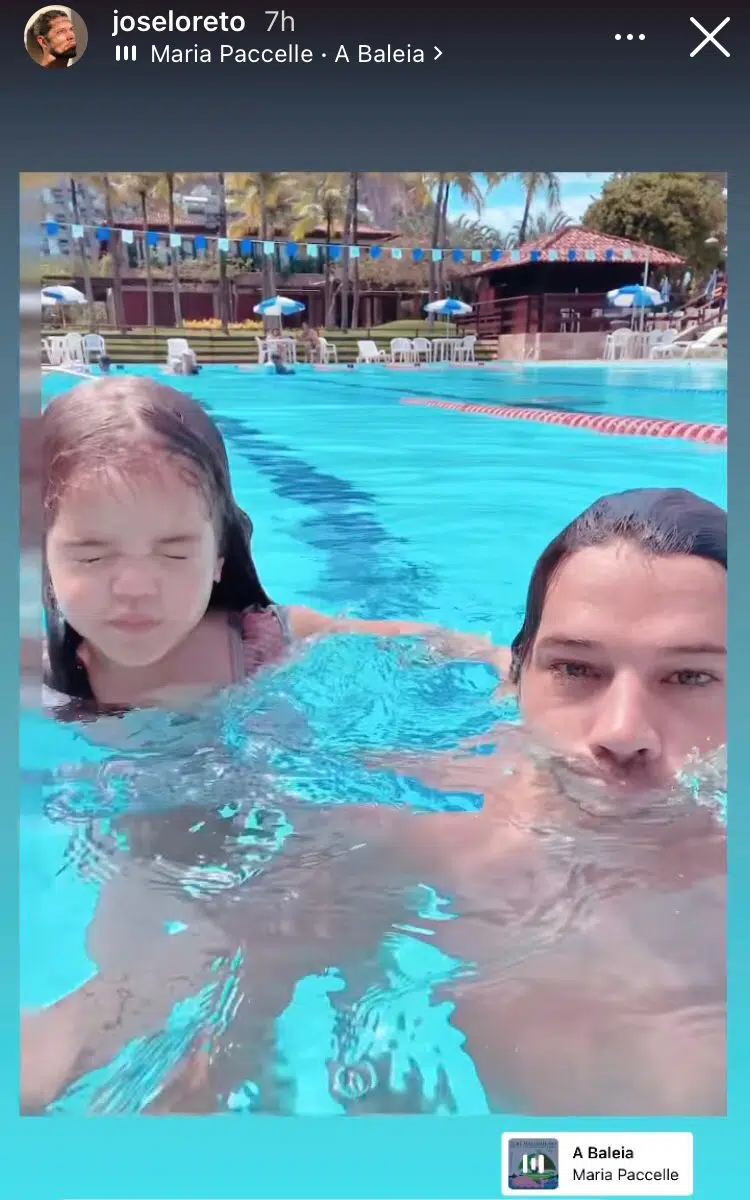 José Loreto posa com a filha na piscina