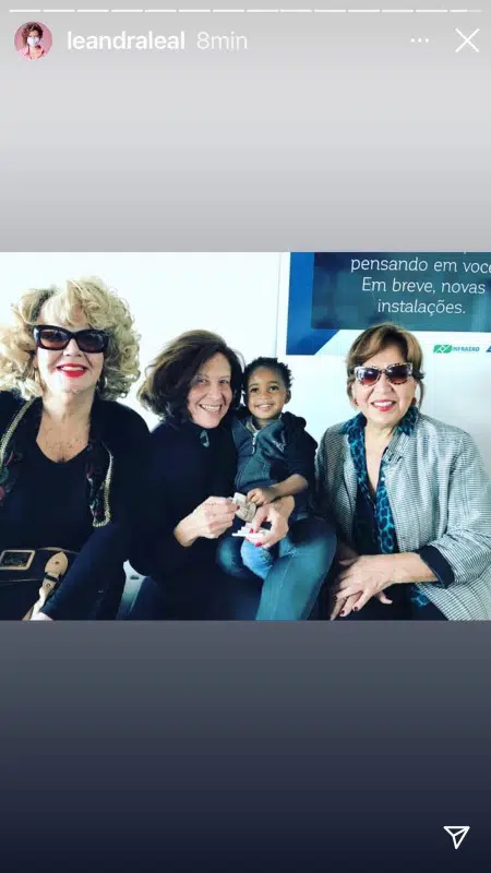 A atriz Leandra Leal mostrou Julia com o elenco de “Divinas Divas”