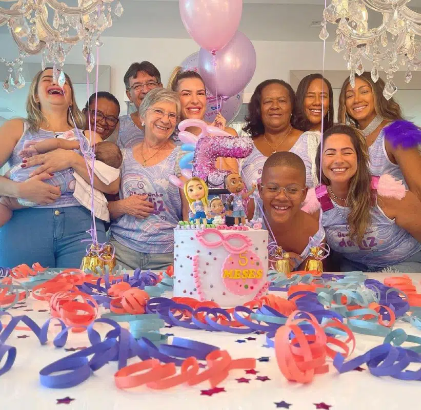 Lore Improta organizou um mêsversário com tema de Carnaval para sua bebê com Léo Santana 