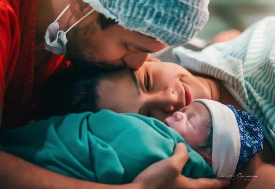 A dupla Maria Cecília e Rodolfo com o bebê, logo após o nascimento