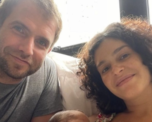 Os atores Maria Flor e Emanuel Aragão anunciaram o nascimento do bebê