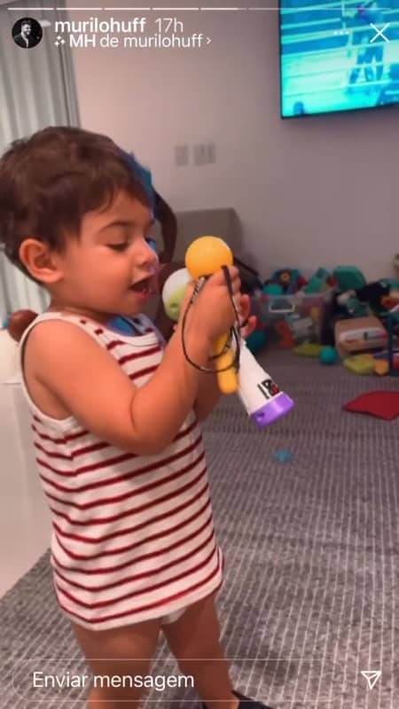 O pequeno Léo, filho de Marília Mendonça e Murilo Huff, se divertindo com os microfones