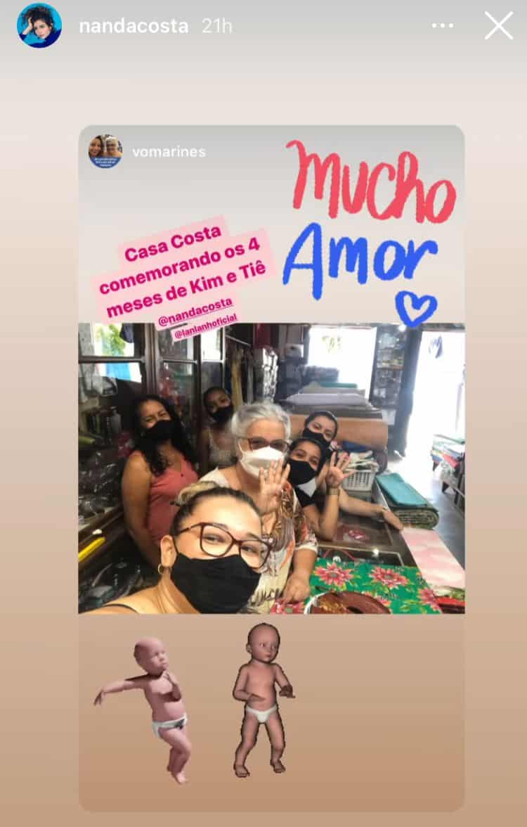 Nanda Costa mostra família em festa dos quatro meses das gêmeas