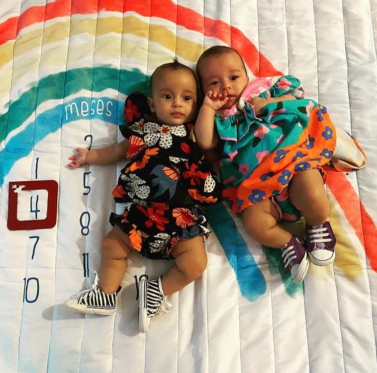 Nanda Costa e Lan Lahn mostram suas gêmeas de 4 meses