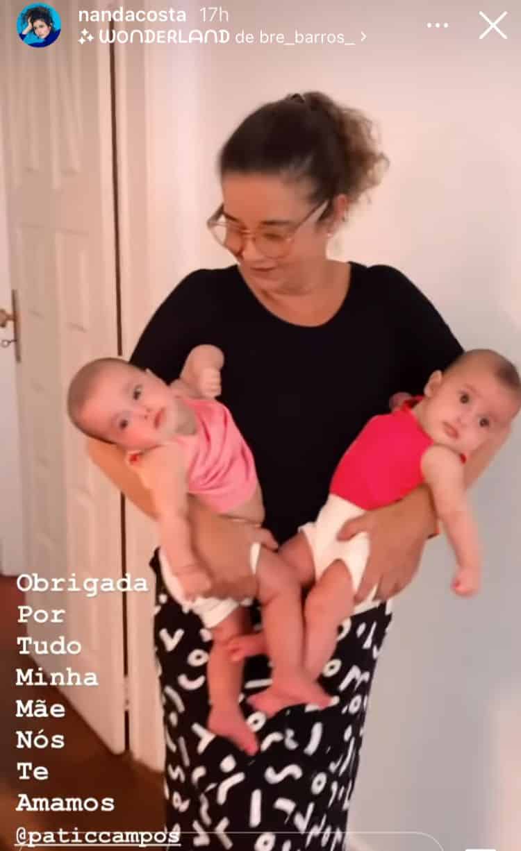 Nanda Costa mostra as gêmeas no colo da avó