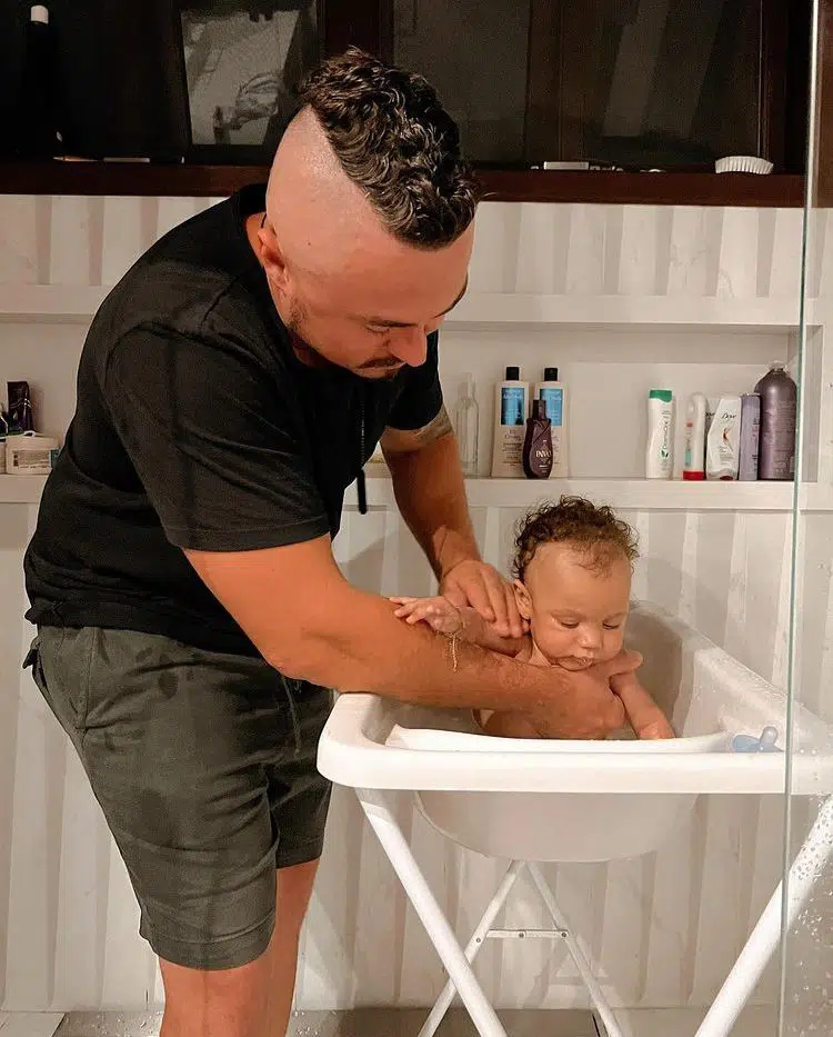 Namorada de Rafael Zulu mostra banho do bebê