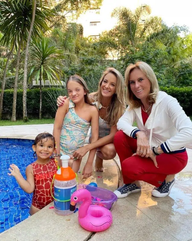Rafaella Justus encantou ao posar com a família da mãe na piscina