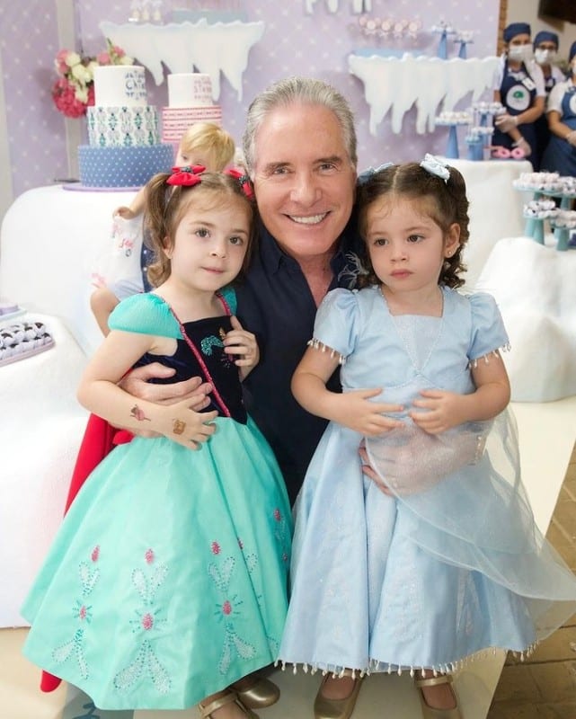 O empresário Roberto Justus com as pequenas Chiara e Sienna, na festa de três anos 