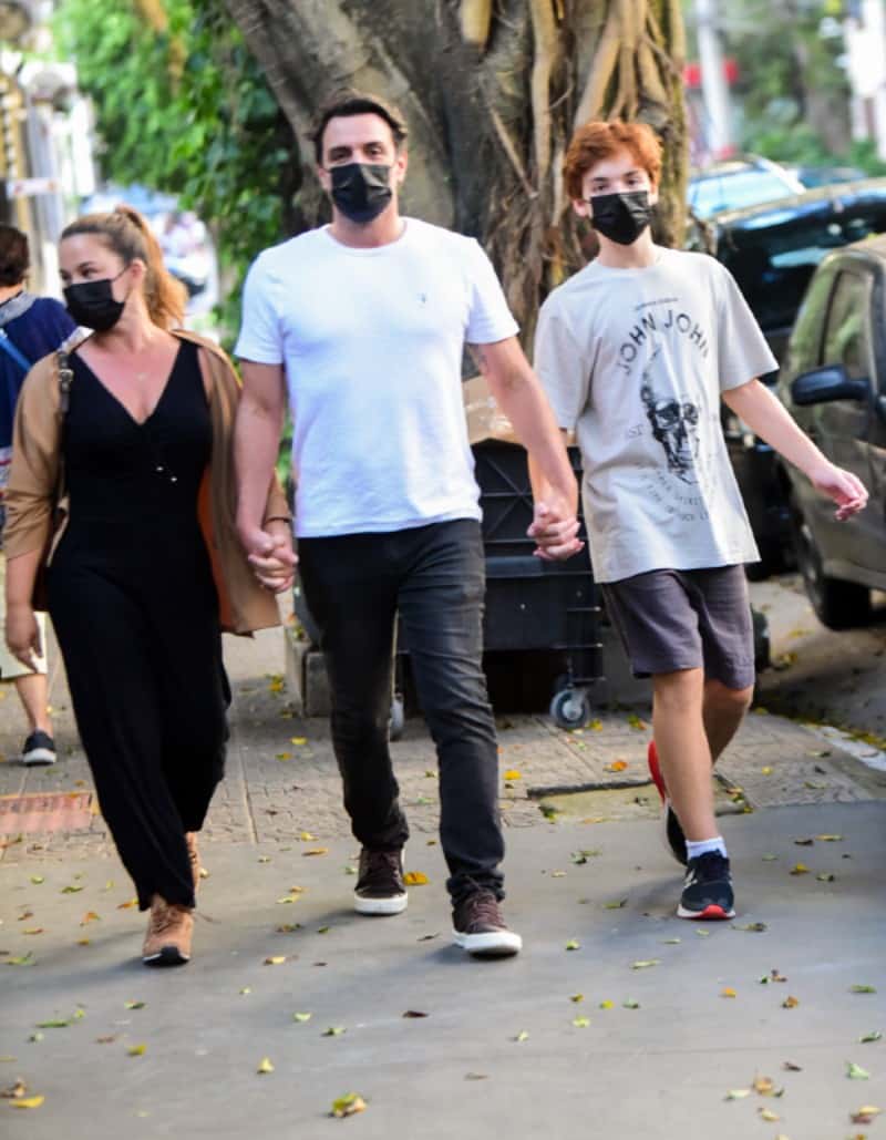 O ator Rodrigo Lombardi andando com a família, em São Paulo