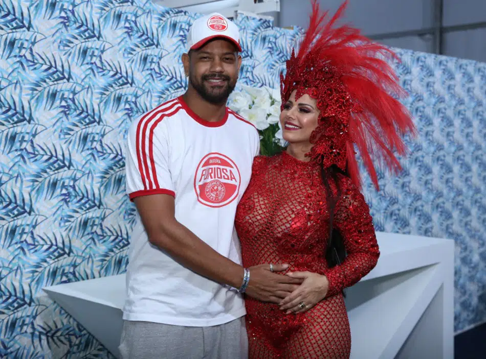 A atriz Viviane Araújo acompanhada do marido na abertura do Carnaval