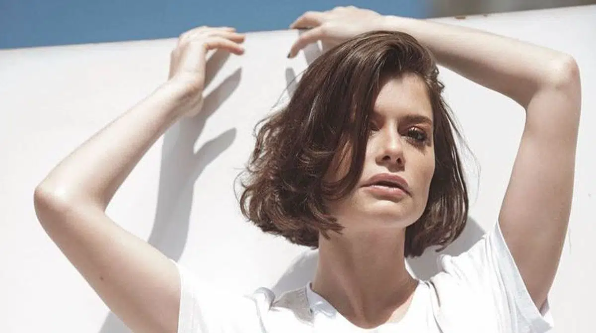 Alinne Moraes mostra foto rara do filho em parque de diversão