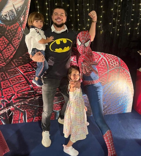 O cantor Cristiano se divertiu na festa do filho ao posar com uma camiseta do Batman