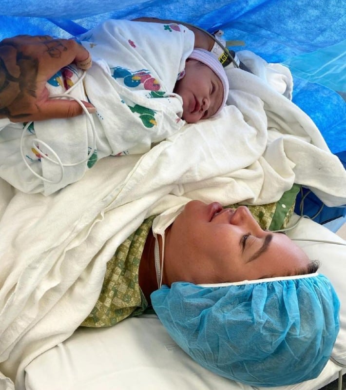 Dani Bolina com sua filha recém-nascida, Luna, no colo