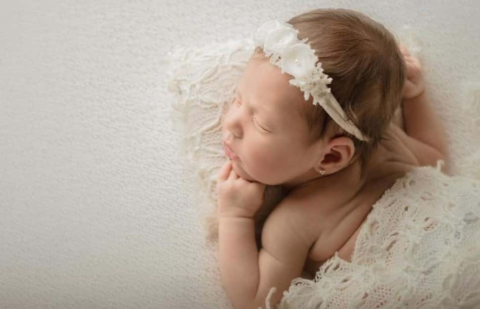 Um lindo clique do ensaio newborn da bebê de Daniel e Aline de Pádua