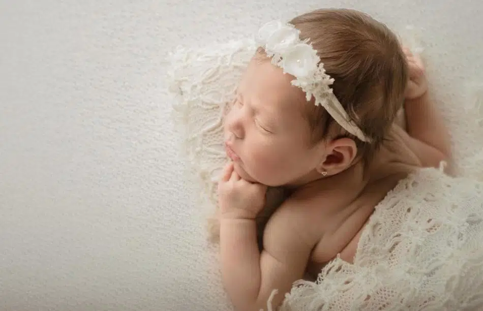 Um lindo clique do ensaio newborn da bebê de Daniel e Aline de Pádua