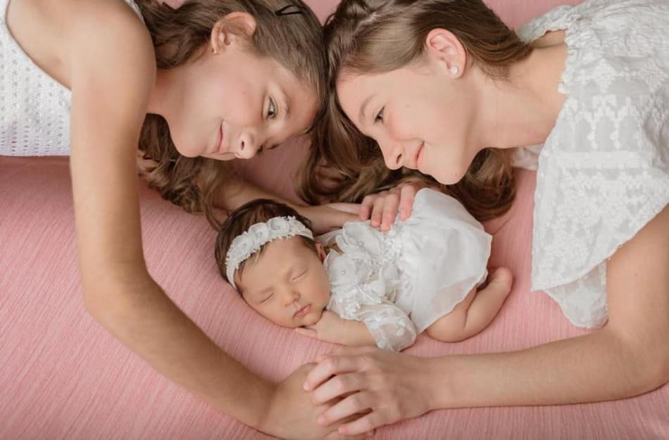 As filhas mais velhas de Daniel e Aline, Lara e Luiza, participaram do newborn da Olivia