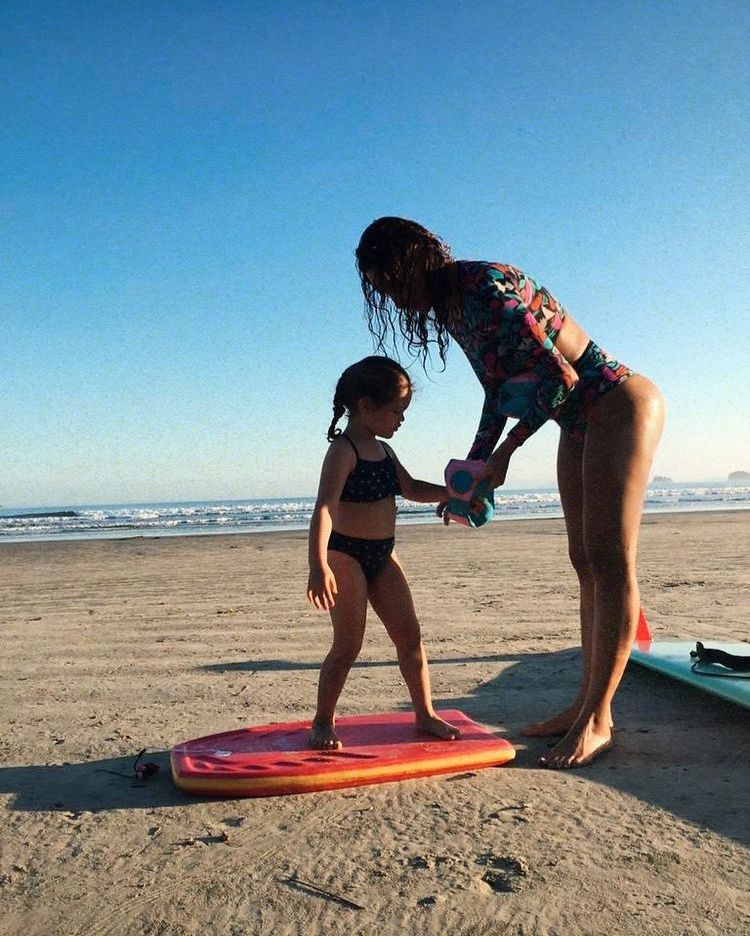 Débora Nascimento mostra filha aprendendo a surfar
