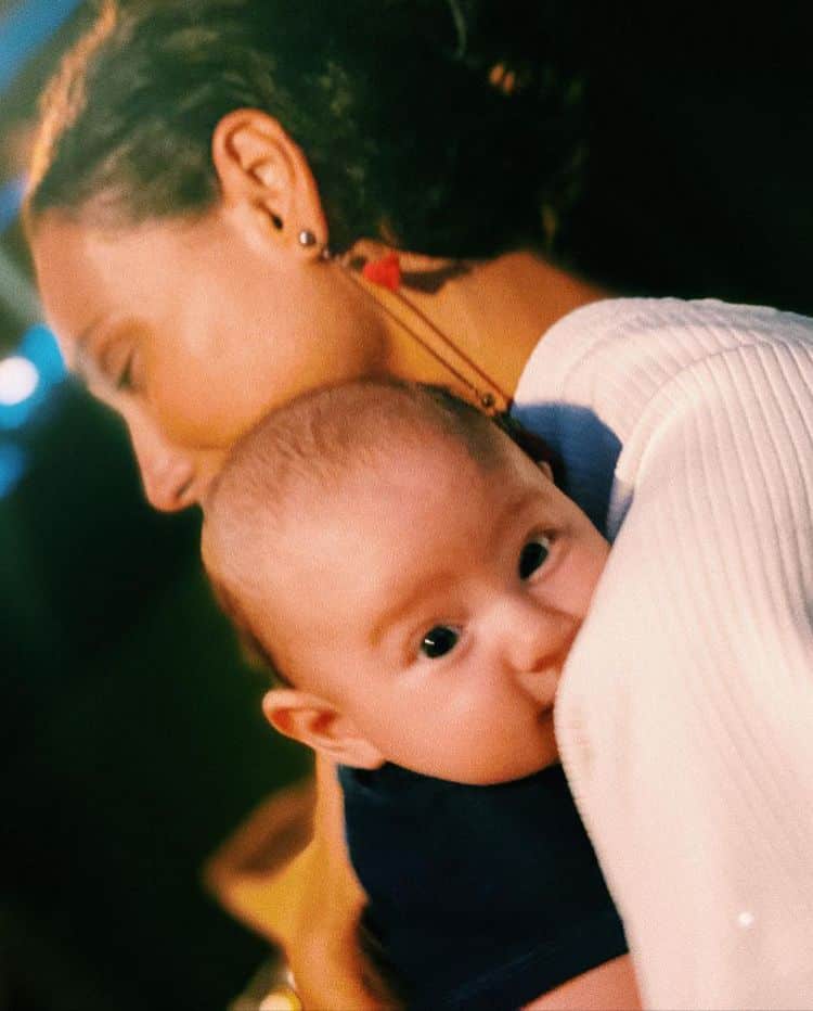 Débora Nascimento posa com bebê de Thaila Ayala