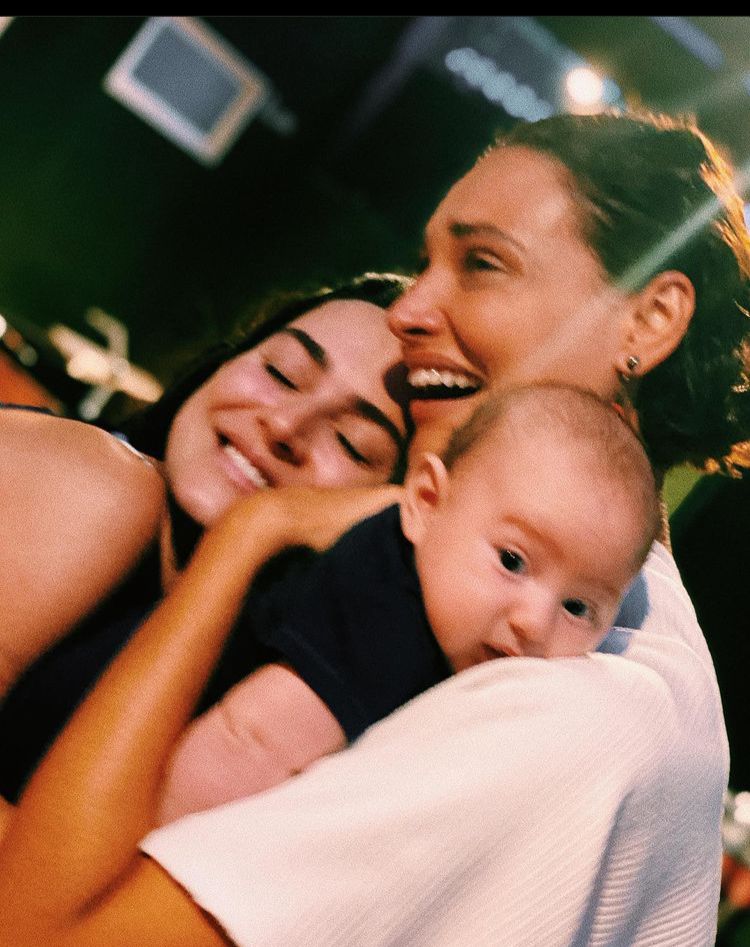 Débora Nascimento e Thaila Ayala posam com bebê