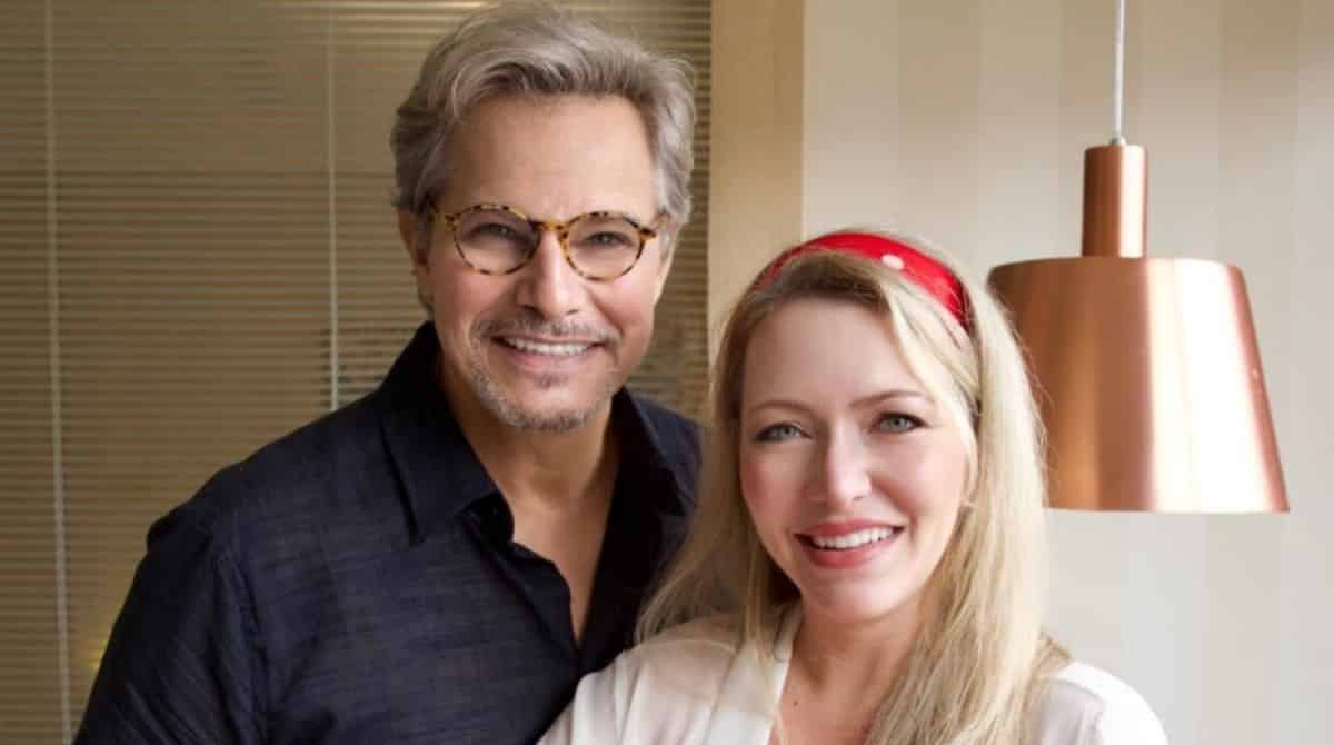 Os atores Edson Celulari e Karin Roepke mostraram as fotos de sua recém-nascida