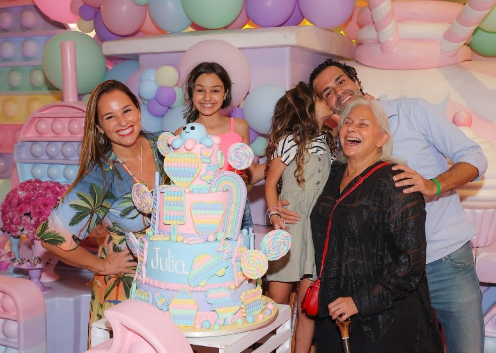 Fafá de Belém posa com a família em aniversário da neta
