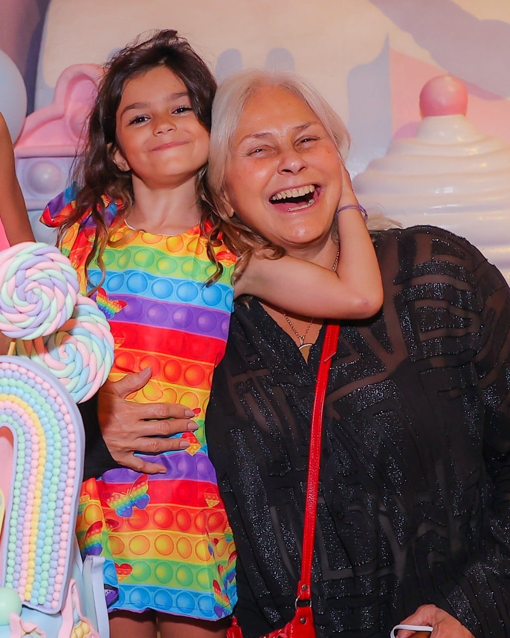 Fafá de Belém posa com a neta Júlia em festa de aniversário