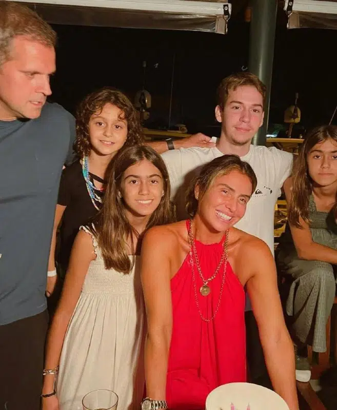 A atriz Giovanna Antonelli ao lado da família comemorando mais uma primavera