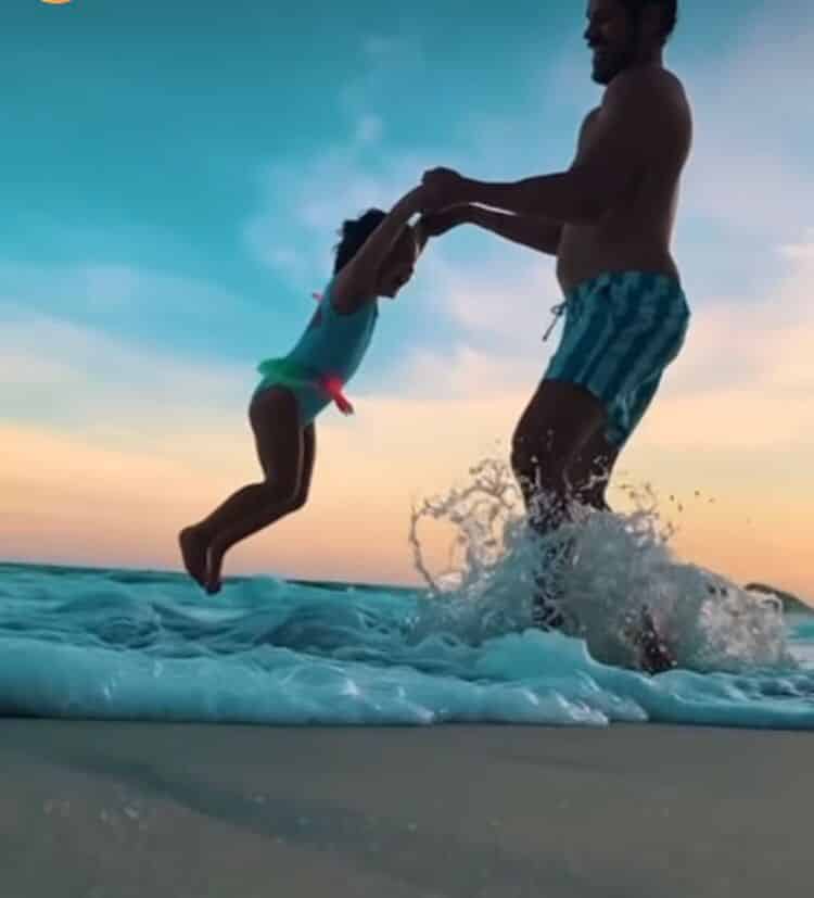 José Loreto se diverte ao lado da filha na praia