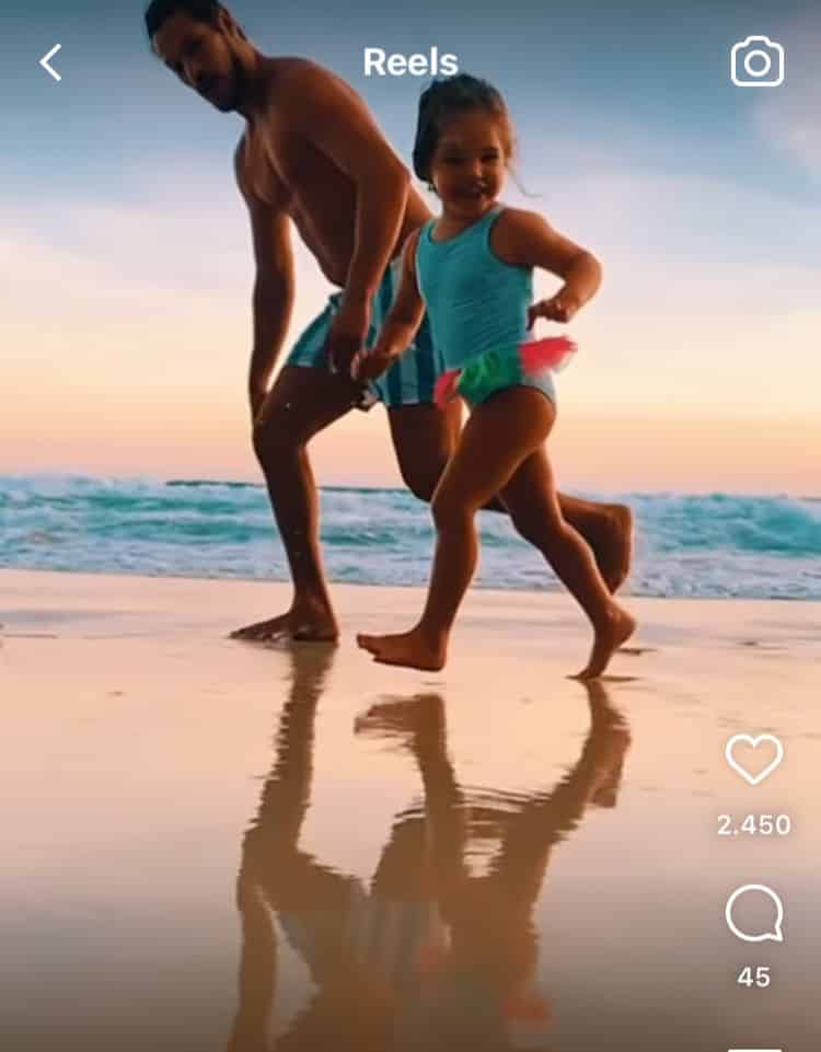 José Loreto brinca com filha na praia