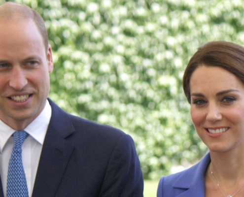 Kate Middleton e o príncipe William foram com os filhos mais velhos na Abadia de Westminster