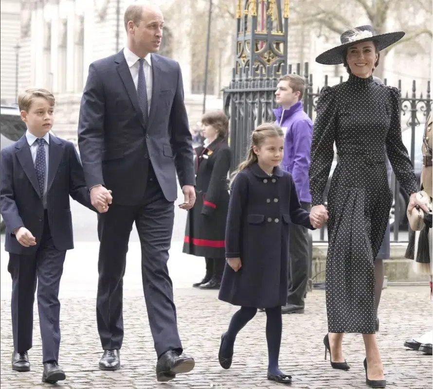 Os príncipes George e Charlotte, filhos de Kate Middleton e William, na Abadia de Westminster
