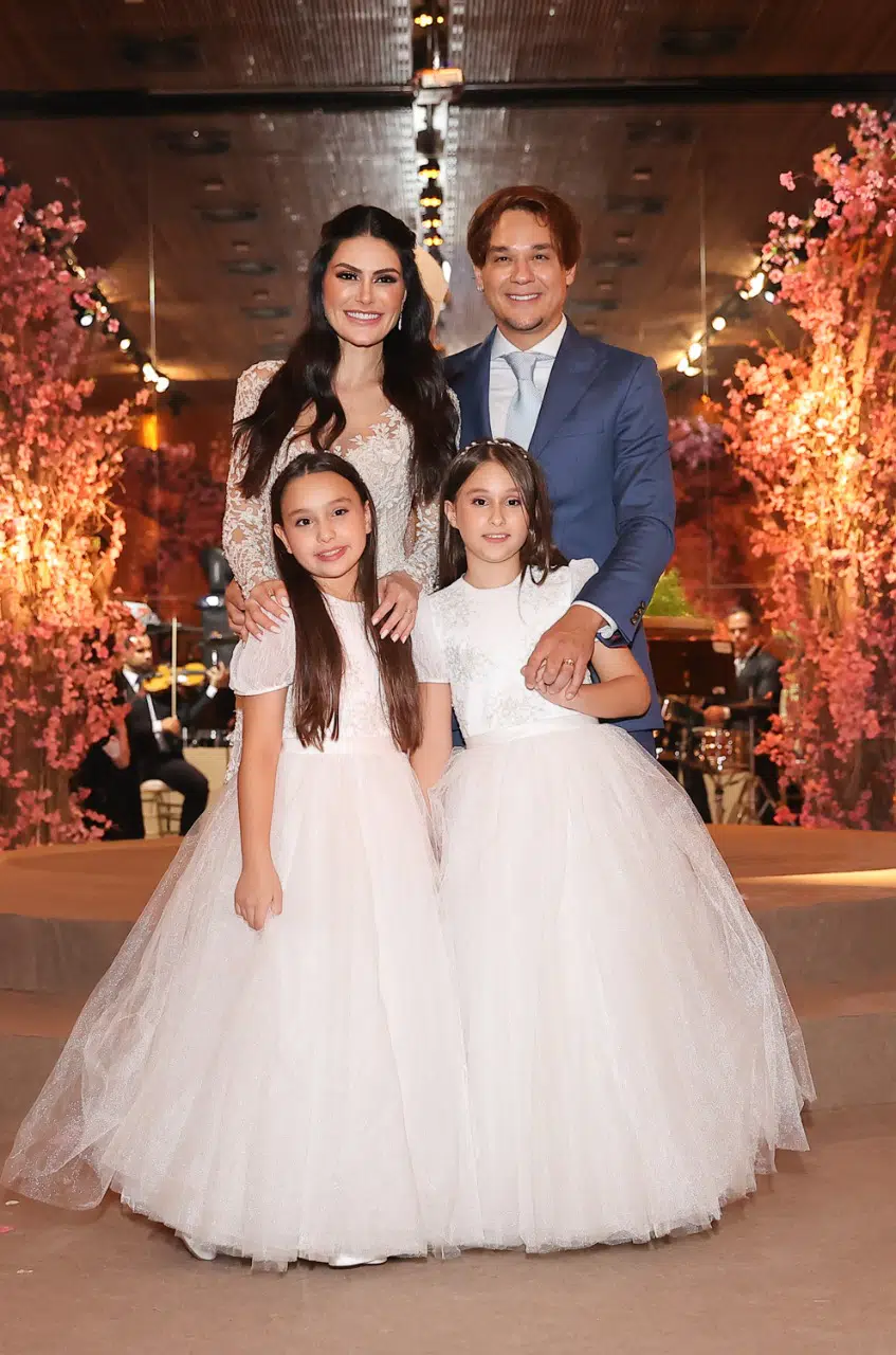 Leandro do KLB posa com a esposa e as filhas em seu casamento