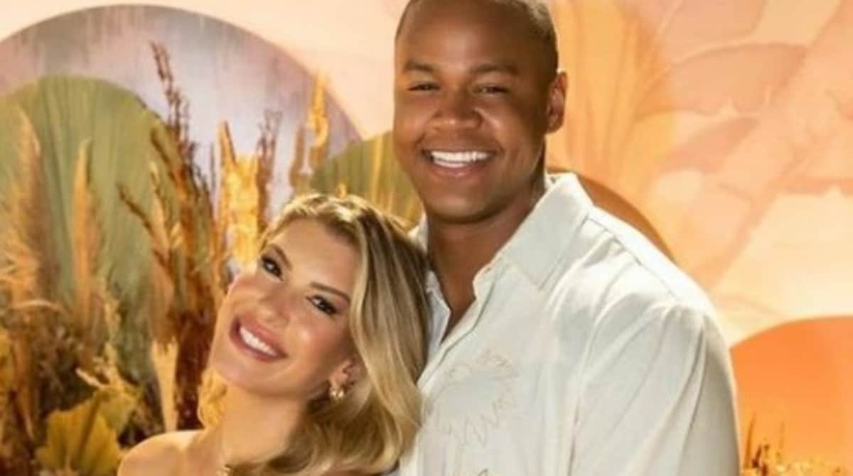 Léo Santana e Lorena mostram introdução alimentar da filha