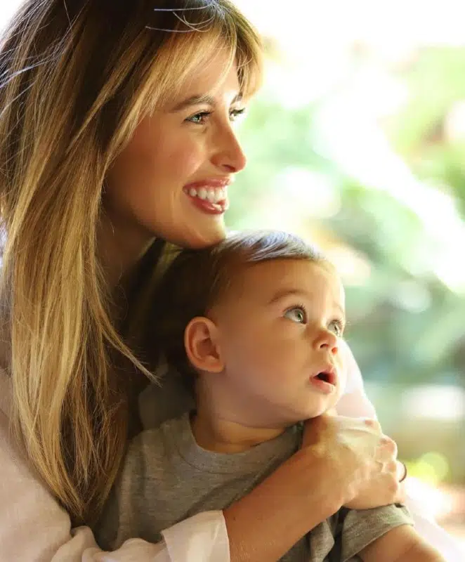 A modelo Lorena Carvalho posou com seu filho com Lucas Lucco