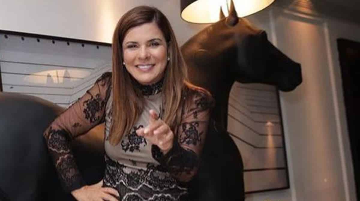 Mara Maravilha surge com o filho em rara aparição