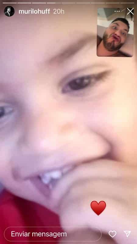 O cantor Murilo Huff em uma chamada de vídeo com seu filho com Marília Mendonça