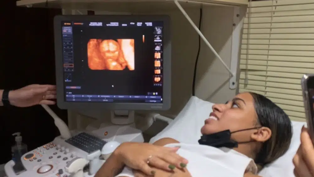 A reação da cantora MC Loma vendo o rostinho do bebê