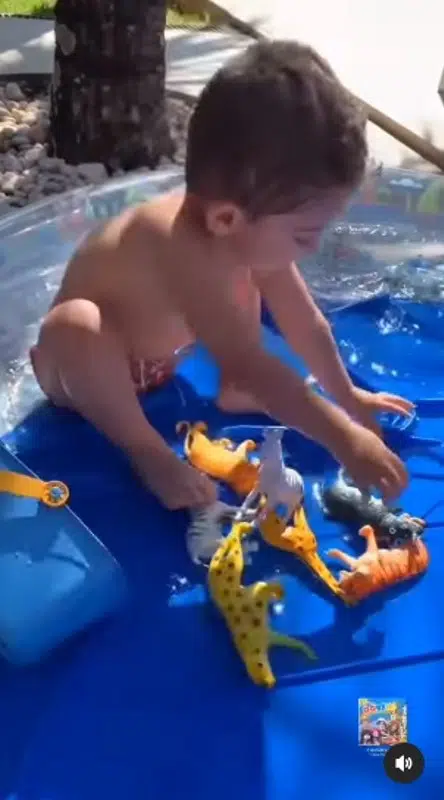 O filho de Marília Mendonça e Murilo Huff brincando na piscina