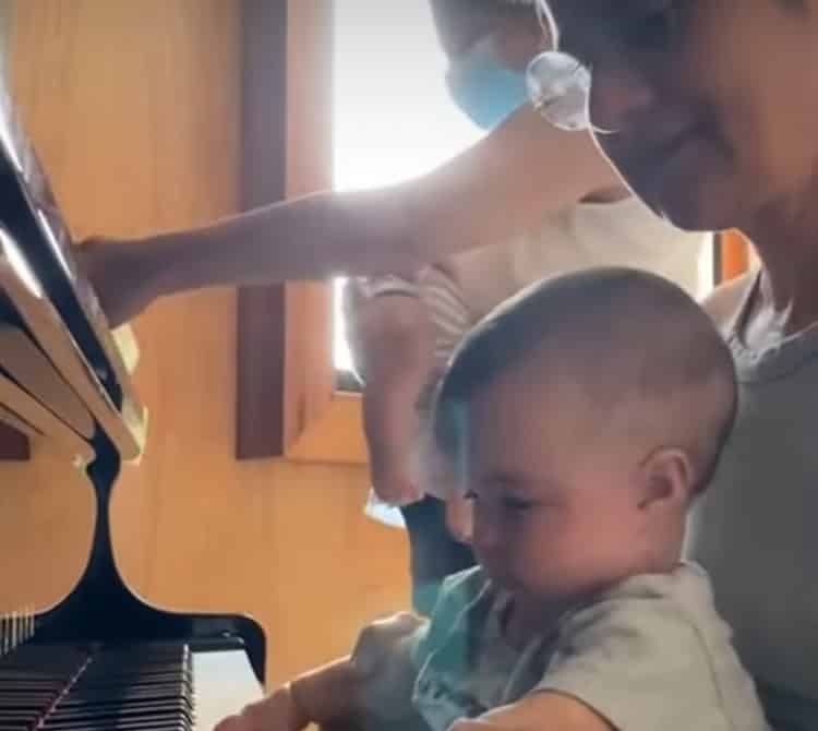 Lan Lanh mostra bebê com Nanda Costa no teclado