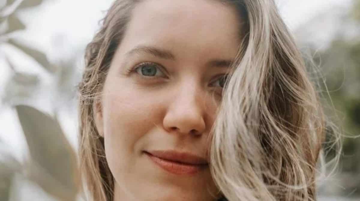 Nathalia Dill posou com sua bebê na praia e encantou