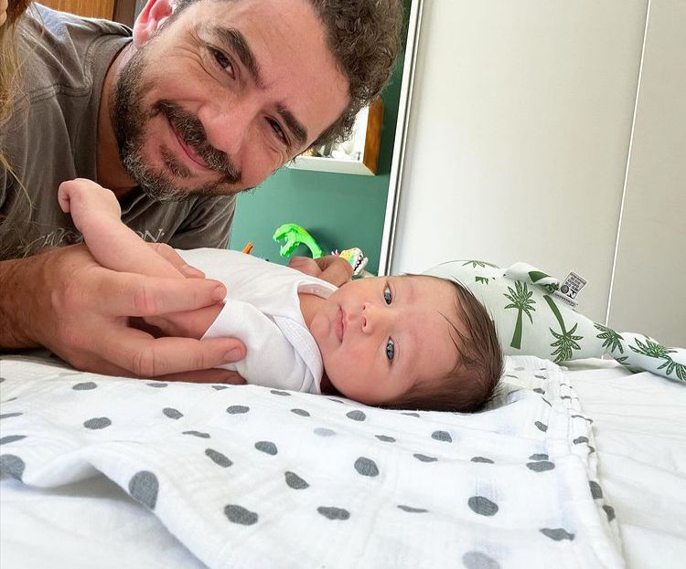 Rafa Brites mostra rosto de recém-nascido com Felipe Andreoli
