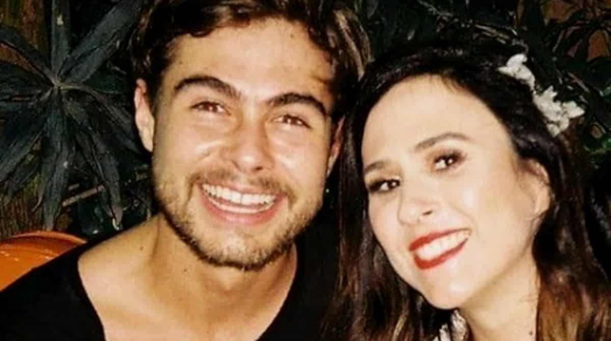 Rafael Vitti e Tatá posam com a filha em reunião com amigos e filhos