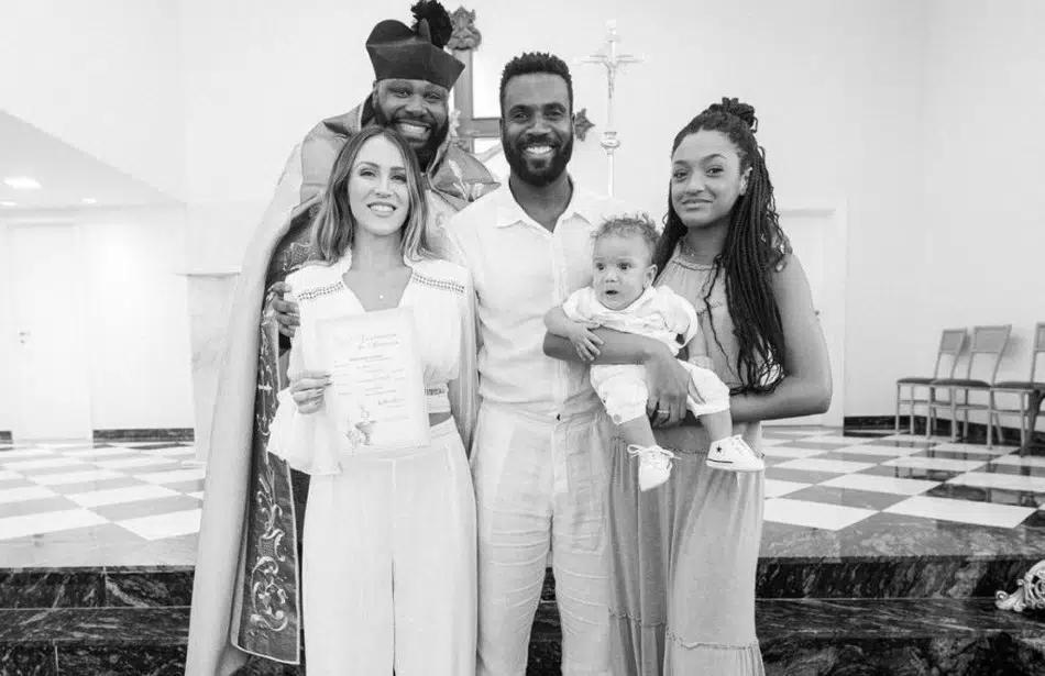 O pequeno Kalu com Aline, Rafael Zulu, Luiza e o Padre que o batizou