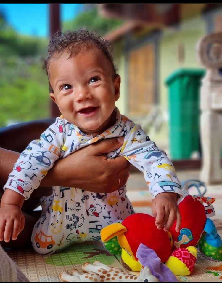 Rafael Zulu mostra seu bebê sorrindo