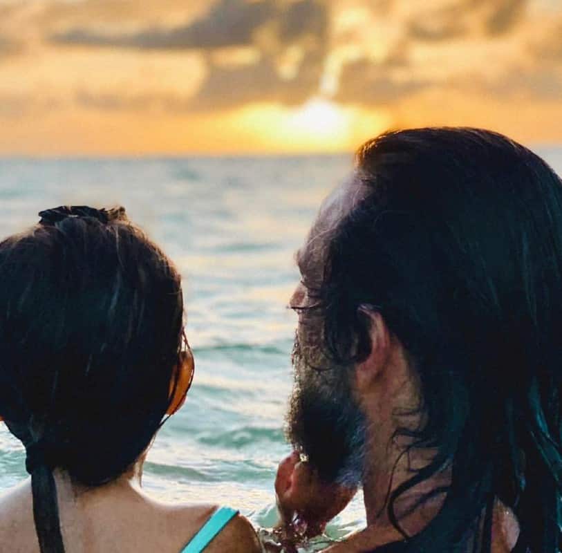 Rodrigo Santoro com a filha Nina, de 4 anos, na praia