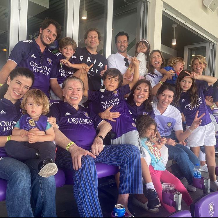 Silvio Santos posa com a família em estádio