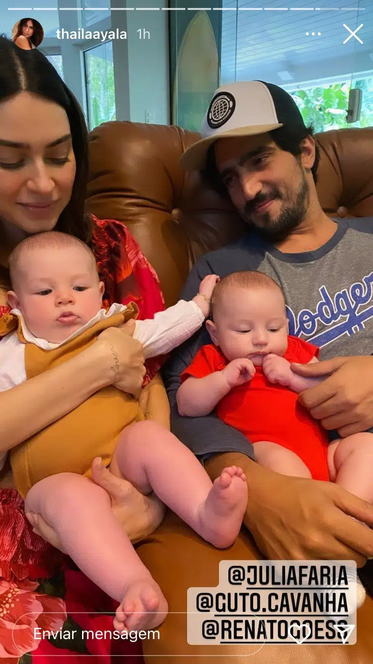 Thaila Ayala e Renato Góes posam com bebês