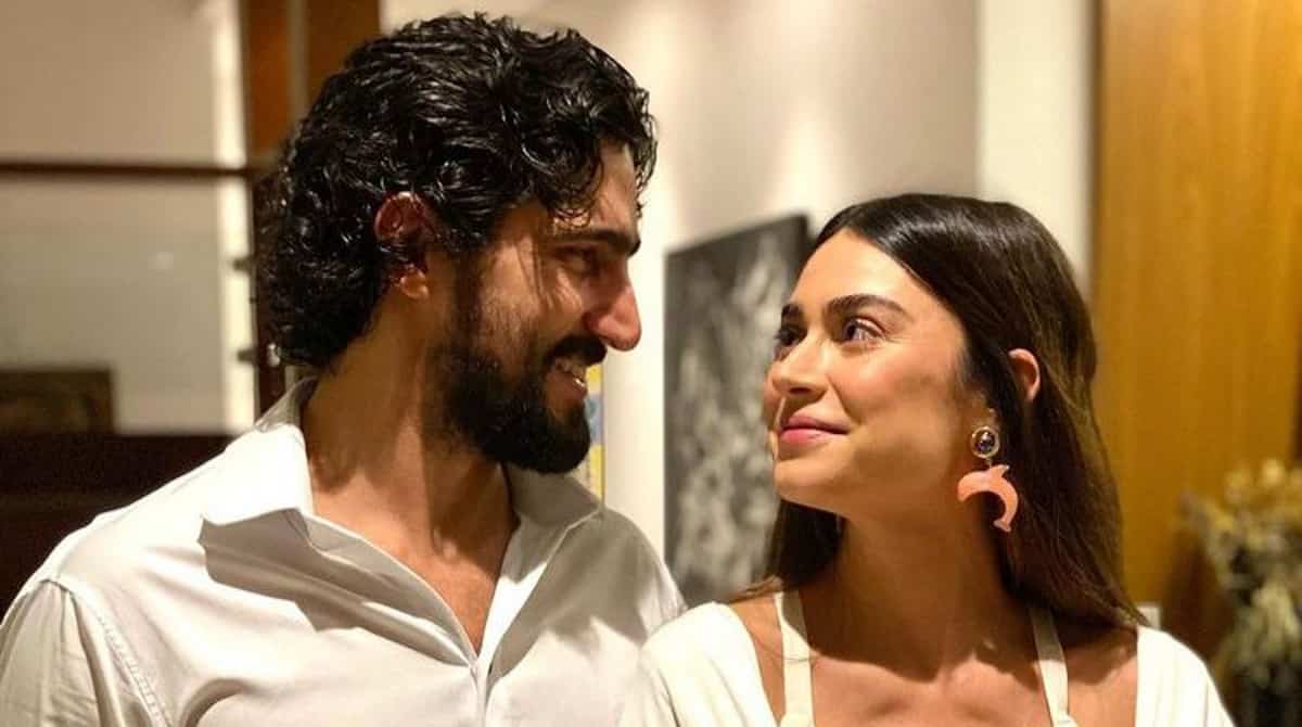 Thaila Ayala e Renato Góes posam com bebês e surpreendem