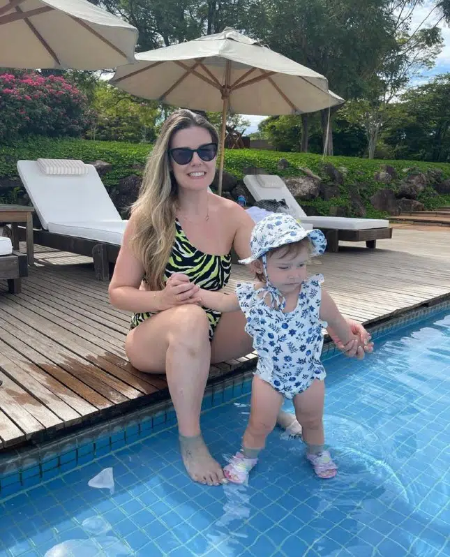 Daina Garbin fez uma rara aparição com sua filha com Tiago Leifert em uma piscina