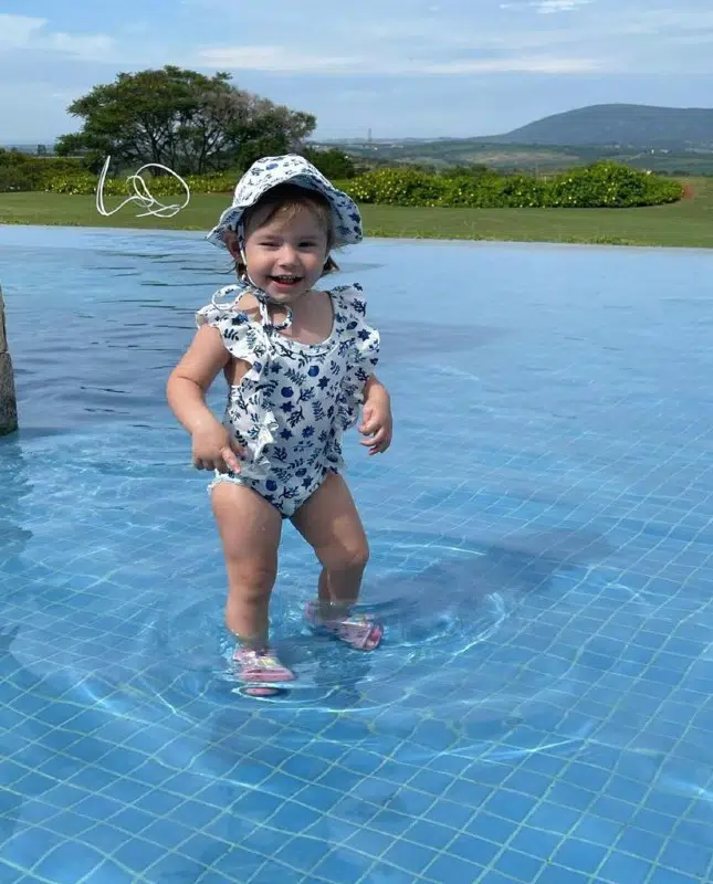 A pequena Lua, bebê de Tiago Leifert e Daiana Garbin, quis ficar sozinha na piscina 